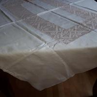 Tovaglia antica di lino con tramezzi all'uncinetto