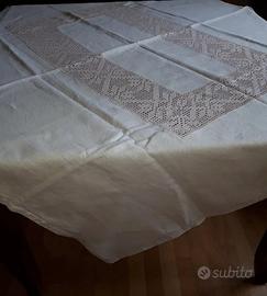 Tovaglia antica di lino con tramezzi all'uncinetto