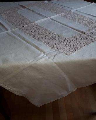 Tovaglia antica di lino con tramezzi all'uncinetto