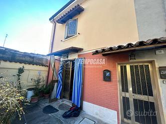 Porzione di casa con cortile ad uso esclusivo