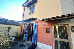 Porzione di casa con cortile ad uso esclusivo