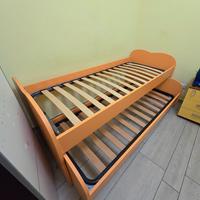 Letto doppio scorrevole con ruote.
