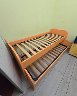 Letto doppio scorrevole con ruote.