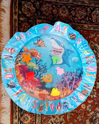 gioco bimbi a forma di piscina con acqua interna