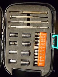 Kit di 22 utensili con torcia elettrica