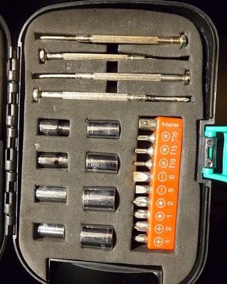 Kit di 22 utensili con torcia elettrica