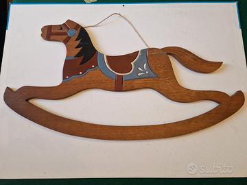 Cavallo a dondolo da muro grande