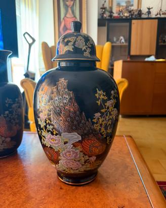 Vaso con coperchio stile giapponese decorato