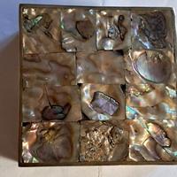 Scatoletta in metallo ricoperta in madreperla