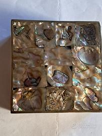 Scatoletta in metallo ricoperta in madreperla