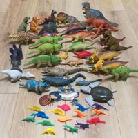 Dinosauri di plastica e gomma