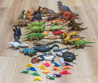 Dinosauri di plastica e gomma
