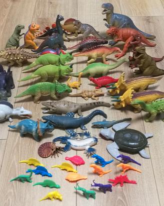 Dinosauri di plastica e gomma