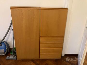 Pratico armadio con cassetti e ripiani