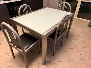 Tavolo in ferro e vetro allungabile