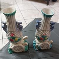 Coppia di vasi vintage in ceramica dipinti a mano