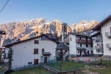 Casa indipendente di 244 m² con più di 5 locali e 