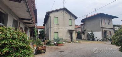 Casa indipendente di 150 mq con area esterna e rus