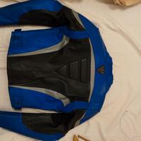 tuta moto in pelle e pantaloni 