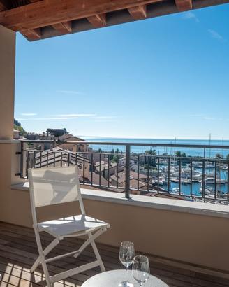 Eleganza, luce e vista mare a Portopiccolo