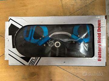 Staffa fissaggio batteria regolabile racing