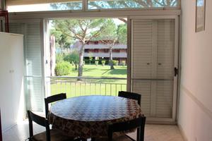 Ampio bilocale con veranda in residence con piscin