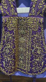 Pianeta in seta ricamata a mano