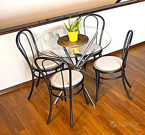 Tavolo rotondo in vetro con gambe in acciaio