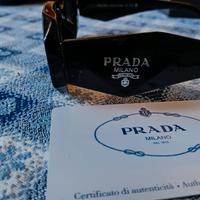 occhiali da sole Prada nuovi nella loro custodia 