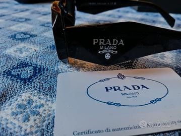occhiali da sole Prada nuovi nella loro custodia 