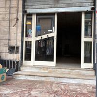 Fronte strada con spazio esterno