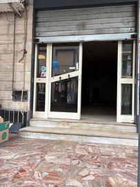 Fronte strada con spazio esterno