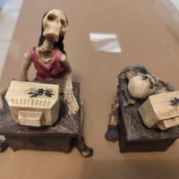 Statuette in resina raffiguranti scheletro e PC