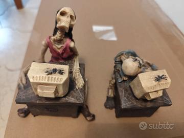 Statuette in resina raffiguranti scheletro e PC