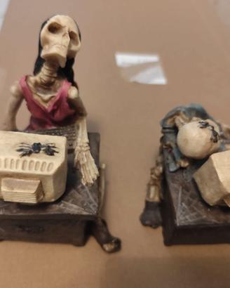 Statuette in resina raffiguranti scheletro e PC