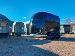 Trailer trasporto cavalli con selleria