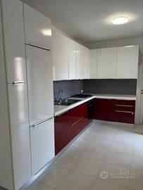 Cucina angolare completa con elettrodomestici