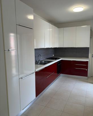 Cucina angolare completa con elettrodomestici