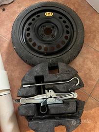 Ruotino di scorta con accessori vari