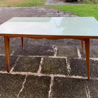 Tavolo in legno  con piano in vetro antico