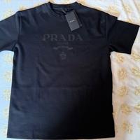 T-shirt Prada nera con cartellino