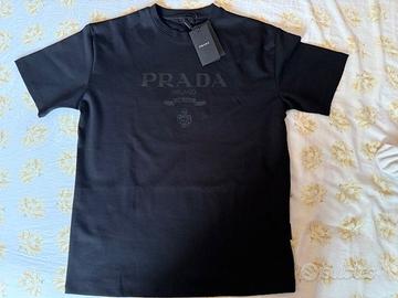 T-shirt Prada nera con cartellino