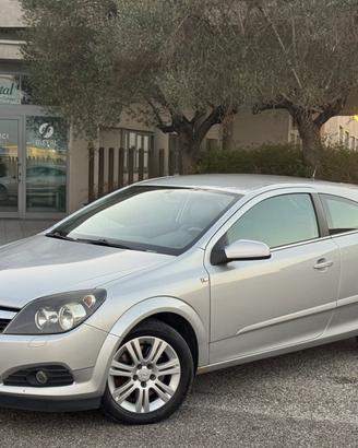 Opel Astra GTC 1.7 CDTI 125CV 3 porte Cosmo