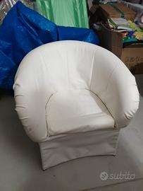 Poltroncina a pozzetto bianca in similpelle
