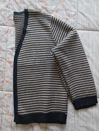 cardigan primaverile nero con sfumature dorate