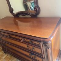 Specchio e cassettiera