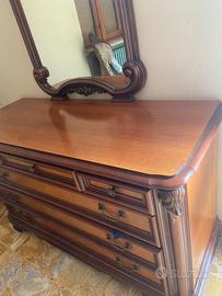 Specchio e cassettiera