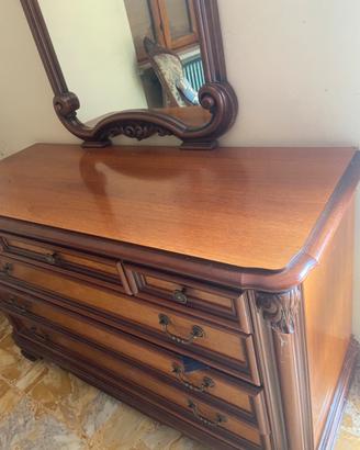 Specchio e cassettiera