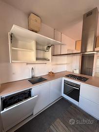 CUCINA CON ISOLA COMPLETA DI ELETTRODOMESTICI