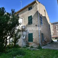 CASA SINGOLA CON AMPIO GIARDINO